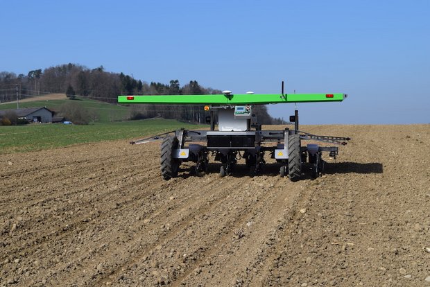 Dank GPS-Technik merkt sich der Roboter beim Säen die Koordinaten der Zuckerrübenpflanzen. 