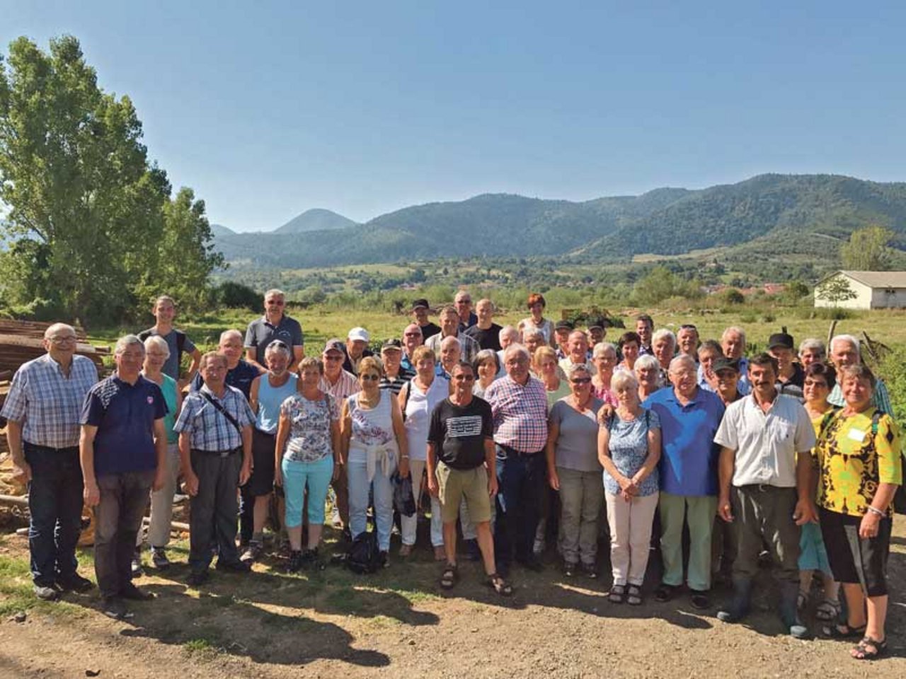 Die Reisegruppe der BauernZeitung vor Karpaten-Kulisse: Die Leserinnen und Leser zeigten sich beeindruckt von den gegensätzlichen Bildern der Landwirtschaft und rühmten das Essen.