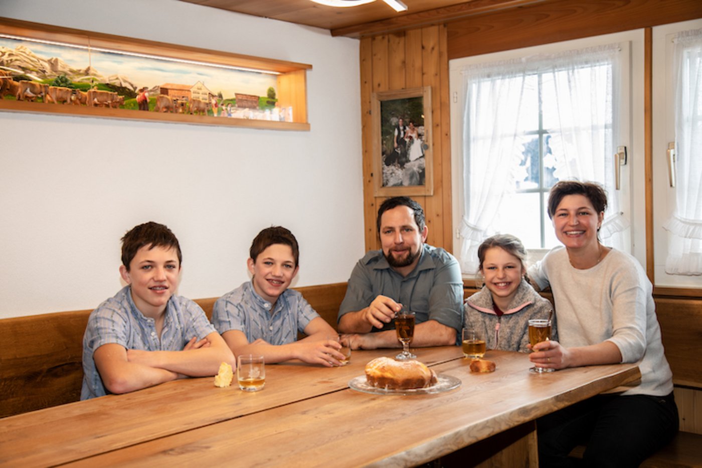 Familie Dietrich beim gemeinsamen Znüni (v. l. n. r.): Hansueli, Christian, Hansueli Senior, Franziska und Marianne.