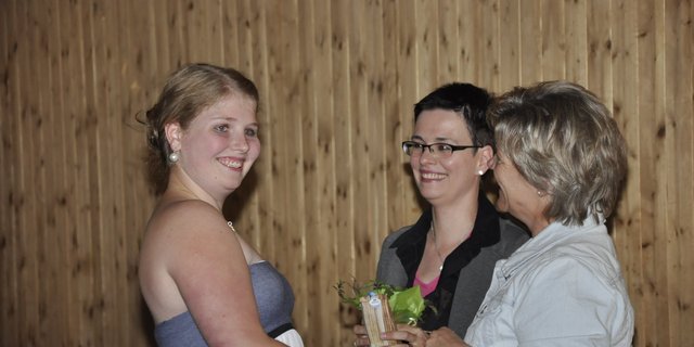 Glückliche Agri-Prakti-Absolventin mit Bernadette Bühler (rechts) und Rebecca Rettig.