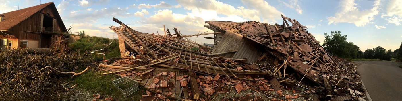 Der Sturm zerstörte diese Scheune in Bubikon. Lins davon ist noch ein umgestürzter Baum sichtbar. Ganz links im Bild ist das Haus nebenan, das unversehrt geblieben ist. (Bilder Andreas Walker)