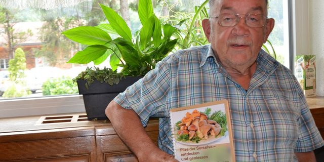Hans Ardüser, der Pionier der Pilzkontrolle Surselva ist auch der Autor des Buches «Pilze der Surselva – entdecken und geniessen». (Bild: Susi Rothmund)
