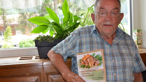Hans Ardüser, der Pionier der Pilzkontrolle Surselva ist auch der Autor des Buches «Pilze der Surselva – entdecken und geniessen». (Bild: Susi Rothmund)