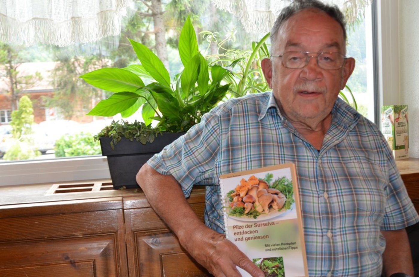 Hans Ardüser, der Pionier der Pilzkontrolle Surselva ist auch der Autor des Buches «Pilze der Surselva – entdecken und geniessen». (Bild: Susi Rothmund)