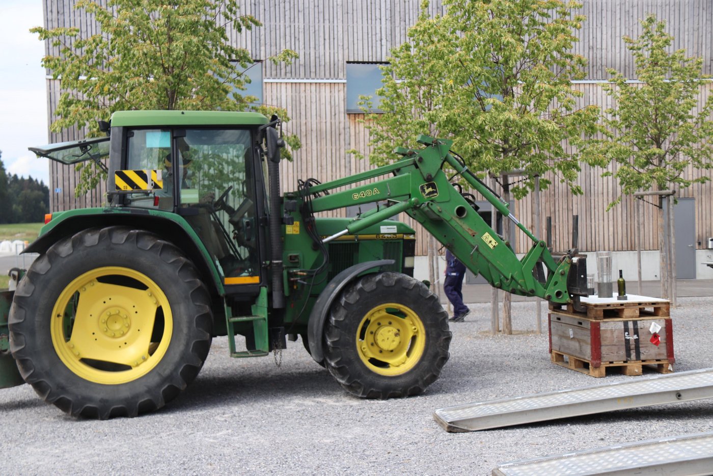 Viel Fingerspitzengefühl war im Umgang mit Traktor und Frontlader gefordert. (Bilder Roland Müller)