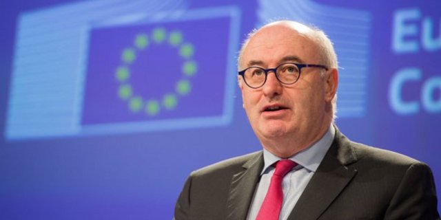 Der EU-Agrarkommissar Phil Hogan hat für die betroffenen Landwirte vorgesorgt. (Bild BreakingNews)