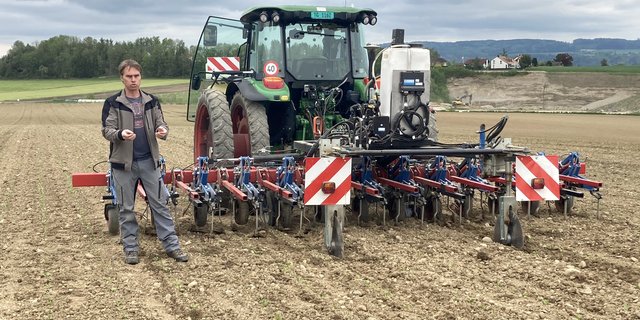 Marius Frei setzt beim Zuckerrübenanbau ein GPS-Lenksystem ein, sowohl für die genaue Pflanzenschutzapplikation wie auch für die mechanische Unkrautbekämpfung. (Bild Alexandra Stückelberger)