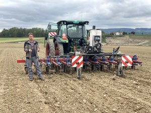 Marius Frei setzt beim Zuckerrübenanbau ein GPS-Lenksystem ein, sowohl für die genaue Pflanzenschutzapplikation wie auch für die mechanische Unkrautbekämpfung. (Bild Alexandra Stückelberger)