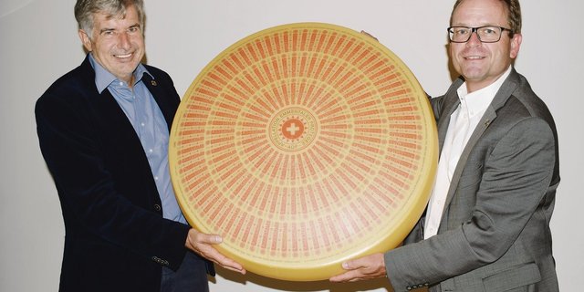 Übergibt den Käse und die dazugehörige Schaukäserei: Kurt Nüesch (links) tritt als Verwaltungsratspräsident ab. Neu übernimmt Daniel Alain Meyer (rechts) dieses Amt.(Bild Daniela Joder)