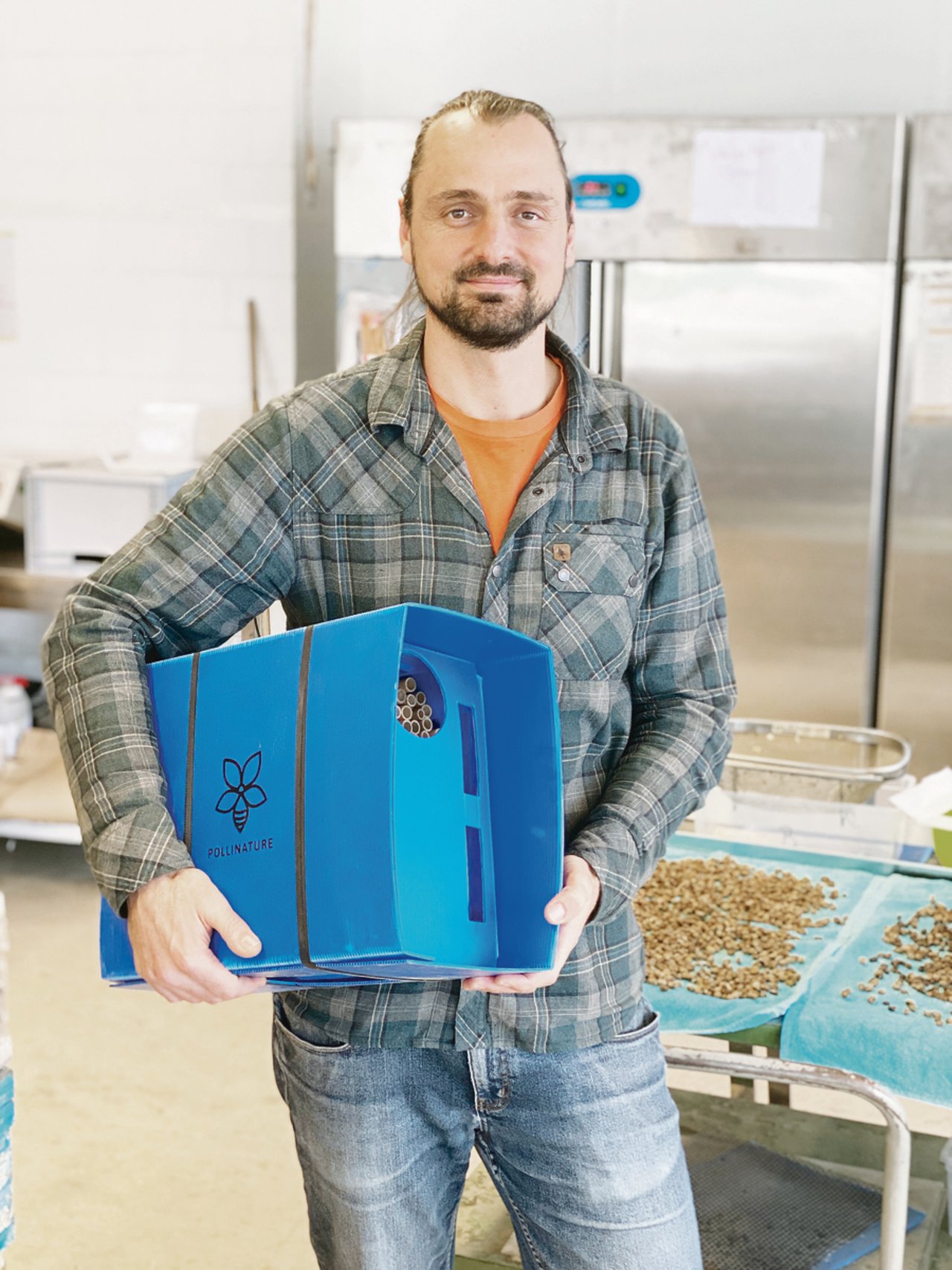 Tom Strobl, Mitgründer von «Pollinature», mit einer «Osmipro»-Nisteinheit. Darin befinden sich Schilfröhrchen mit Kokons. (Bilder ke)