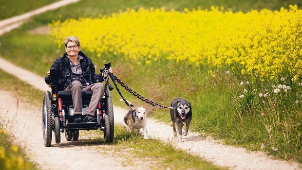 Beinahe jeden Nachmittag ist Anita Knuchel im Freien mit ihren Hunden unterwegs. Mit ihrem geländegängigen Rollstuhl sind Feld- und Waldwege kein Problem für sie. (Bild JST Multidirve/Marcel Oertel)