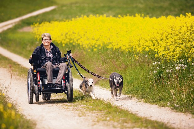 Beinahe jeden Nachmittag ist Anita Knuchel im Freien mit ihren Hunden unterwegs. Mit ihrem geländegängigen Rollstuhl sind Feld- und Waldwege kein Problem für sie. (Bild JST Multidirve/Marcel Oertel)