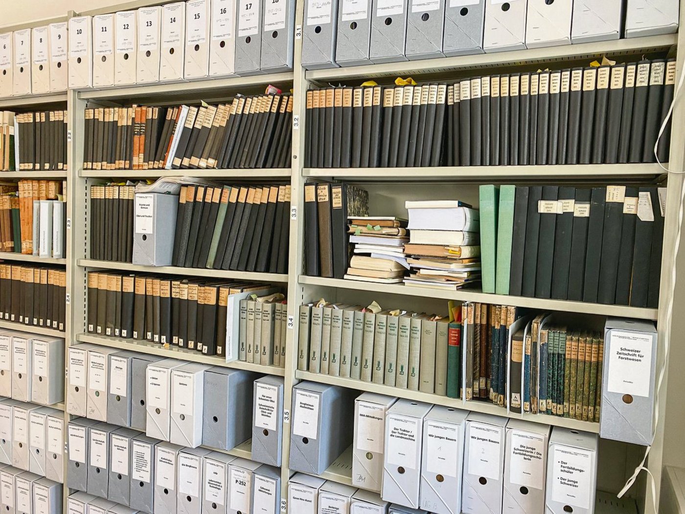 Viele Archivalien werden nicht direkt im Agrararchiv in Bern aufbewahrt – diese Periodika hier, also regelmässig erscheinende landwirtschaftliche Publikationen, aber schon. (Bild jw)