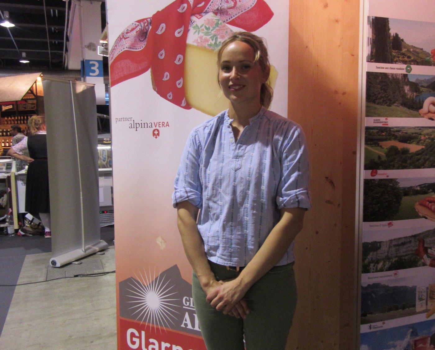 Glarner Bäuerin und Älplerin, welche mit Fachwissen und viel Begeisterung ihren Glarner Käse verkauft; sie war eine der wenigen Ur- Produzentinnen am Slow Food Market. (Bild Margret Rinderknecht)