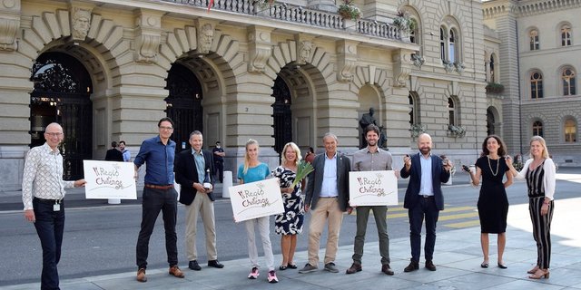 Verschiedene Parlamentarier und Parlamentarierinnen tragen die Botschaft der Aktionswoche ins Bundeshaus. (Bild Kleinbauern-Vereingung)