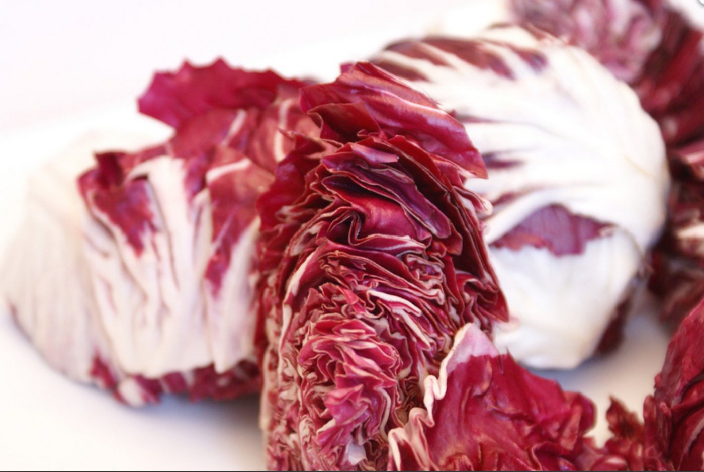 Salate gibt es im Herbst reichhaltig. Einer davon ist der Cicorino Rosso, auch Radicchio genannt. (Bilder LID)