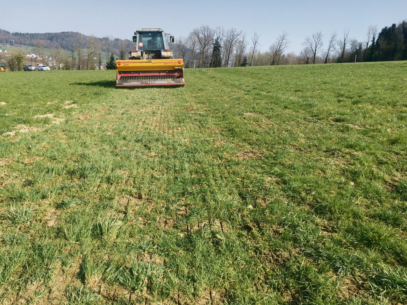 Beim Vergleich verschiedener Verfahren kommt unter anderem das Vredo-Nachsaatgerät zum Einsatz.(Bild zVg)