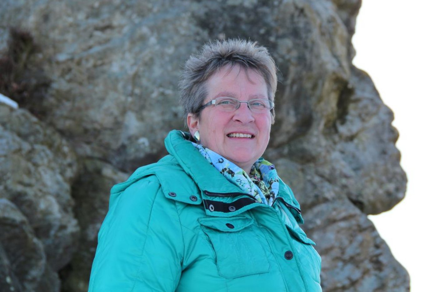 Marie-Theres Widmer und ihre Familie leben nahe an einer Sehenswürdigkeit. Auf dem Gemeindegebiet von Steinhof SO liegen über 20 kleinere und grössere erratische Blöcke. (Bild bb)