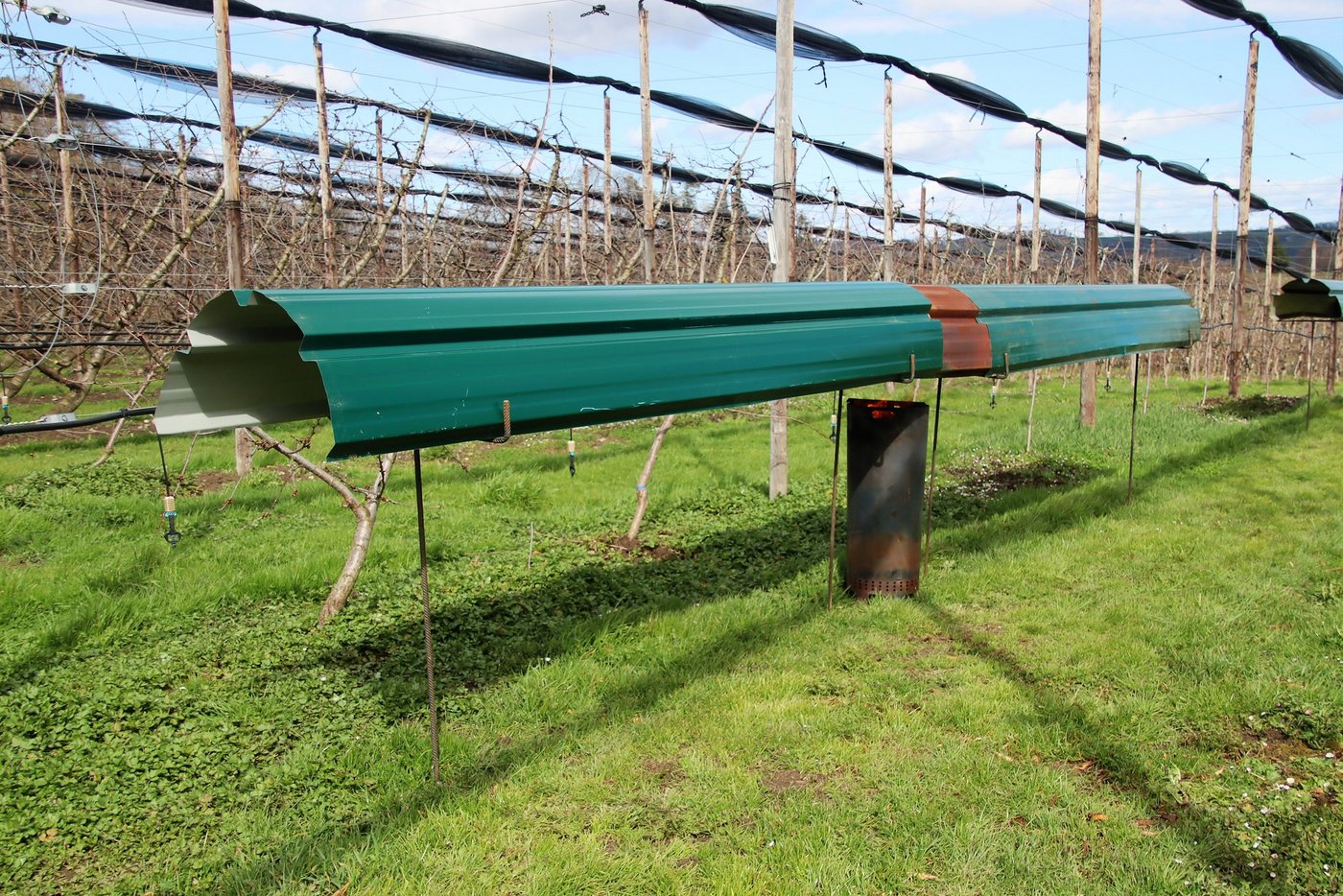 Der Pelliheat besteht aus einem Ofen mit Fussplatte, vier Metallstützen und zwei unlackierten Wellblechen. Im Ofen sorgen gelöcherte Röhren für Luftzufuhr und einen rauchlosen Brand. (Bilder RoMü)