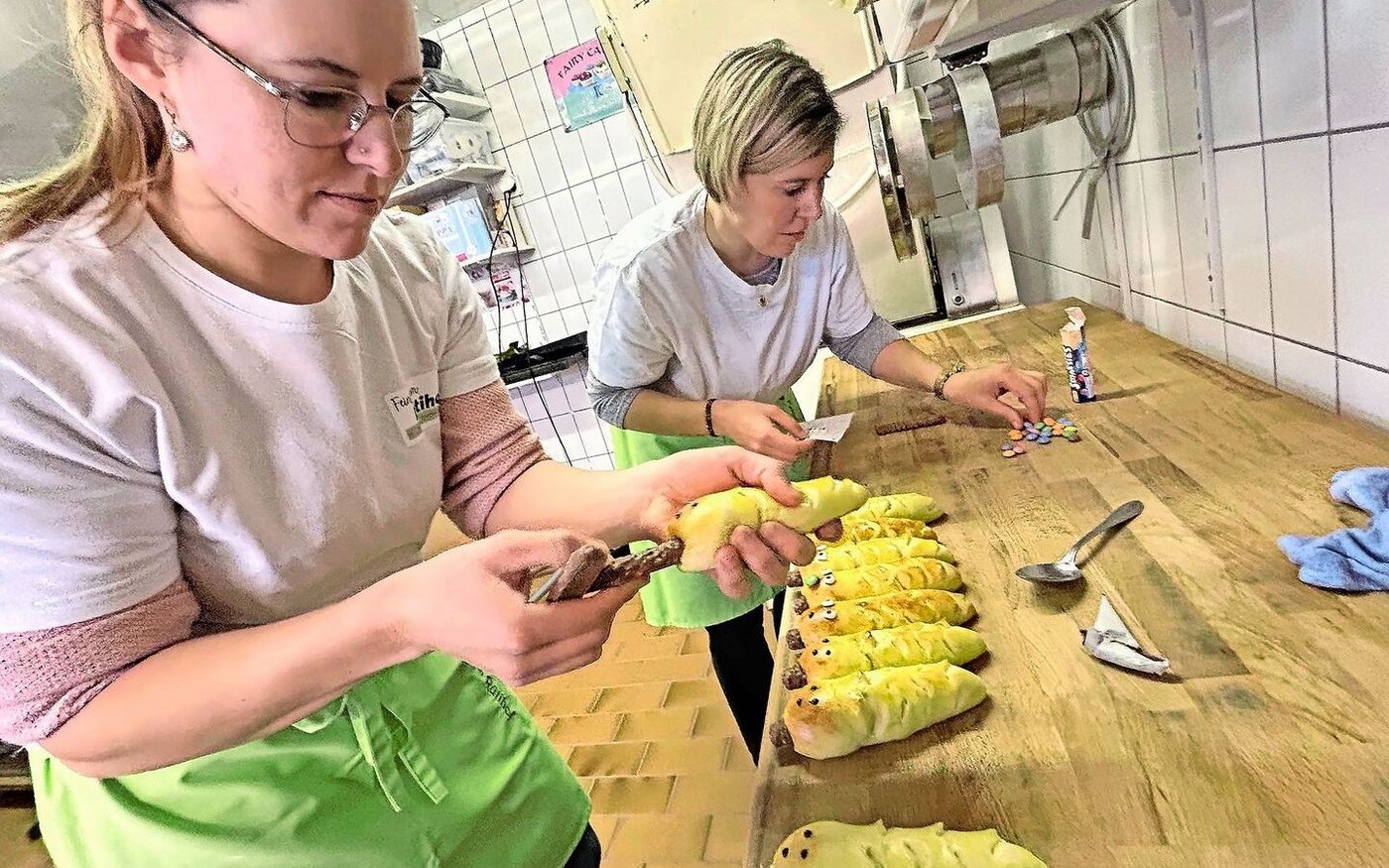 Die Bestellung für einen Kindergeburtstag: Das gebackene Hefeteigstück wird mit einem Schokoladenstengel und Smarties bestückt.