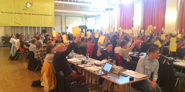 Klares Votum zugunsten von Ernährungssicherheit in der Verfassung: Abstimmung der Bio Suisse-Delegierten. (Bilder akr)