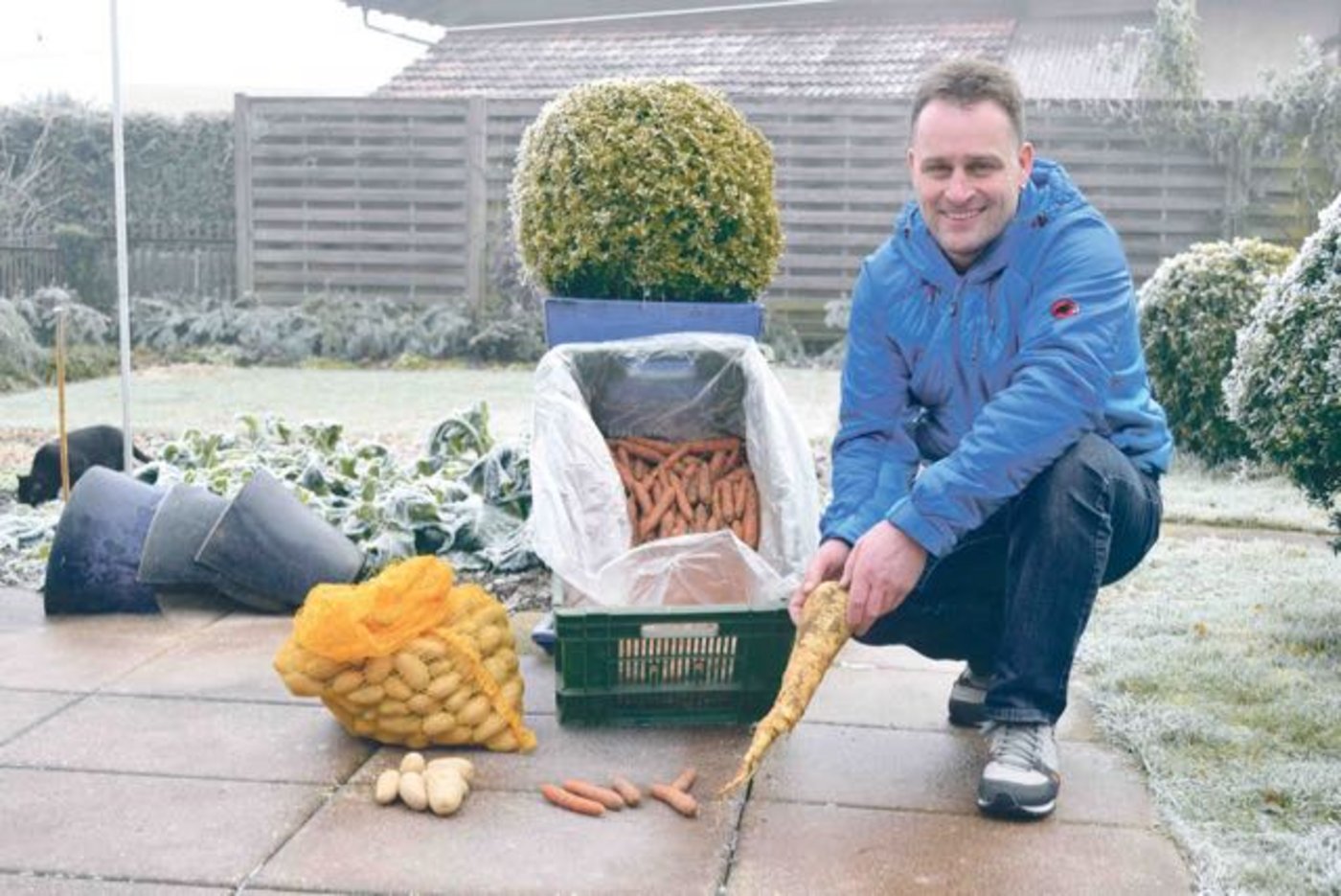 Daniel Steiner ist überzeugt von der Biolandwirtschaft. In seinen Händen hält er eine Pastinake, ein Gemüse, das er auch auf seinem Betrieb anbaut. (Bild Peter Fankhauser)