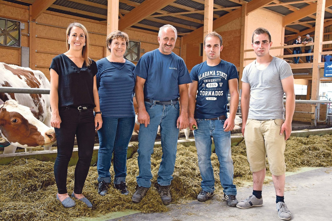 Barbara und Fritz Oppliger aus Kaltacker BE mit den Kindern Andrea, Michael und Patrick sind stolz auf ihren neuen Milchviehlaufstall mit 104 Plätzen. (Bilder Peter Fankhauser)