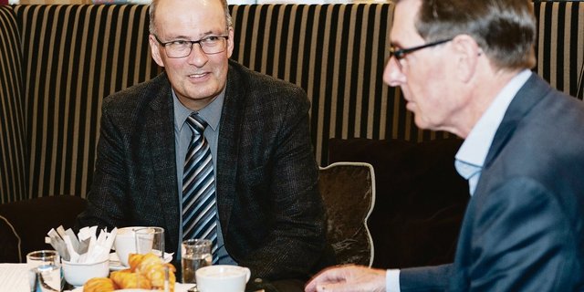 «Natürlich sind wir nicht nur Gutmenschen»: Hotelier Andreas Züllig aus der Lenzerheide erklärt Markus Ritter, wie Wirte funktionieren. (Bilder Miriam Schwarz / htr Hotel Revue)