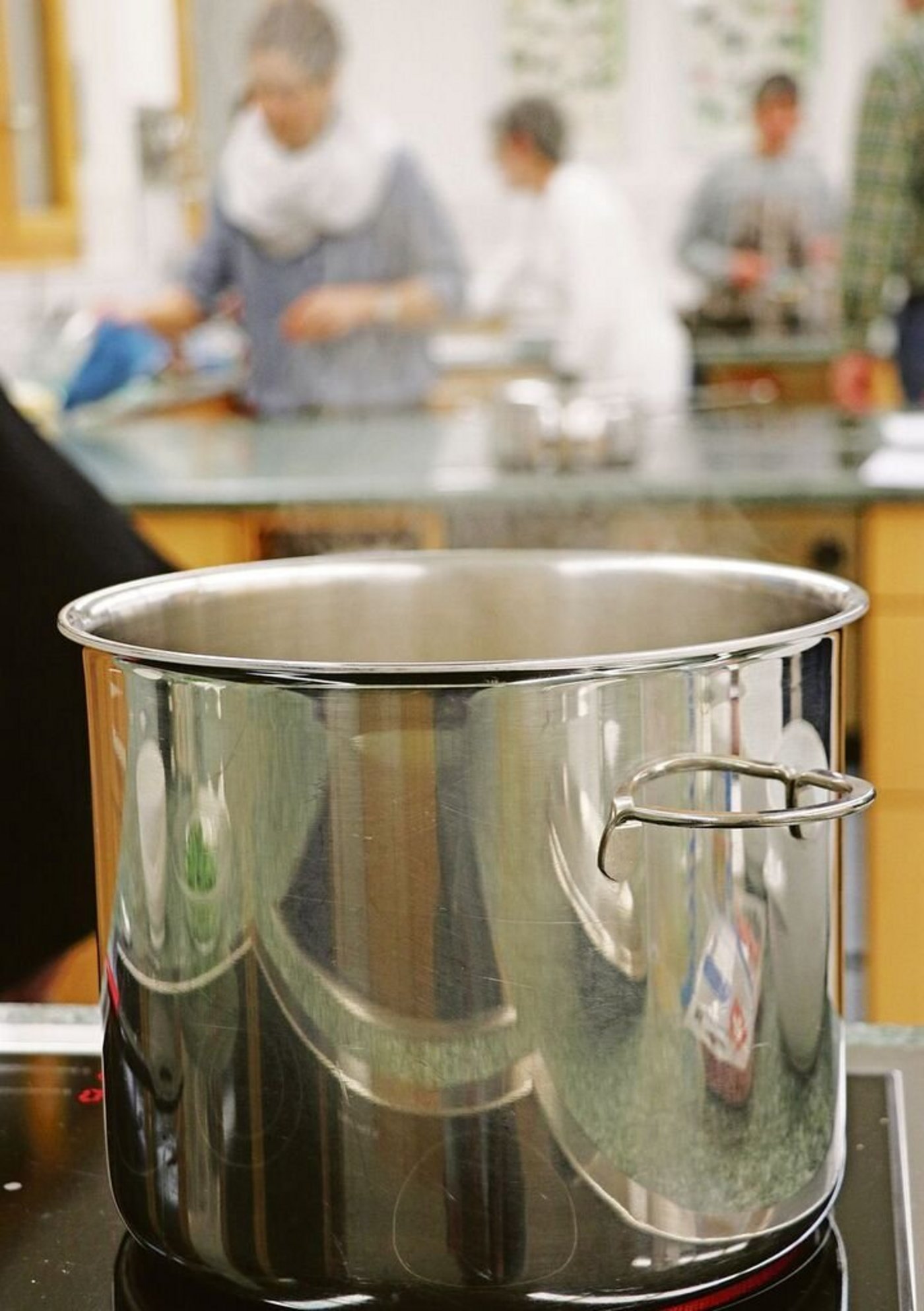 Kochen im Modul Ernährung und Verpflegung: Mit einer Vegetarierin pro Klasse ist heute im Schnitt zu rechnen. 