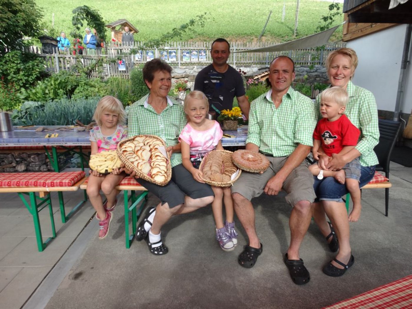 (Von links nach rechts): Käthi Stucki, Sommersaisonnier Arek, Luzi und Ruth Stucki mit den drei Kindern Livia, Anita und Kilian.