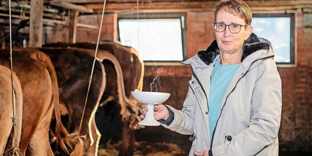 Anita Hurschler schreitet mit der Räucherschale von Raum zu Raum und bereinigt diese von unerwünschten Energien oder alten, noch dort verbliebenen Seelen.