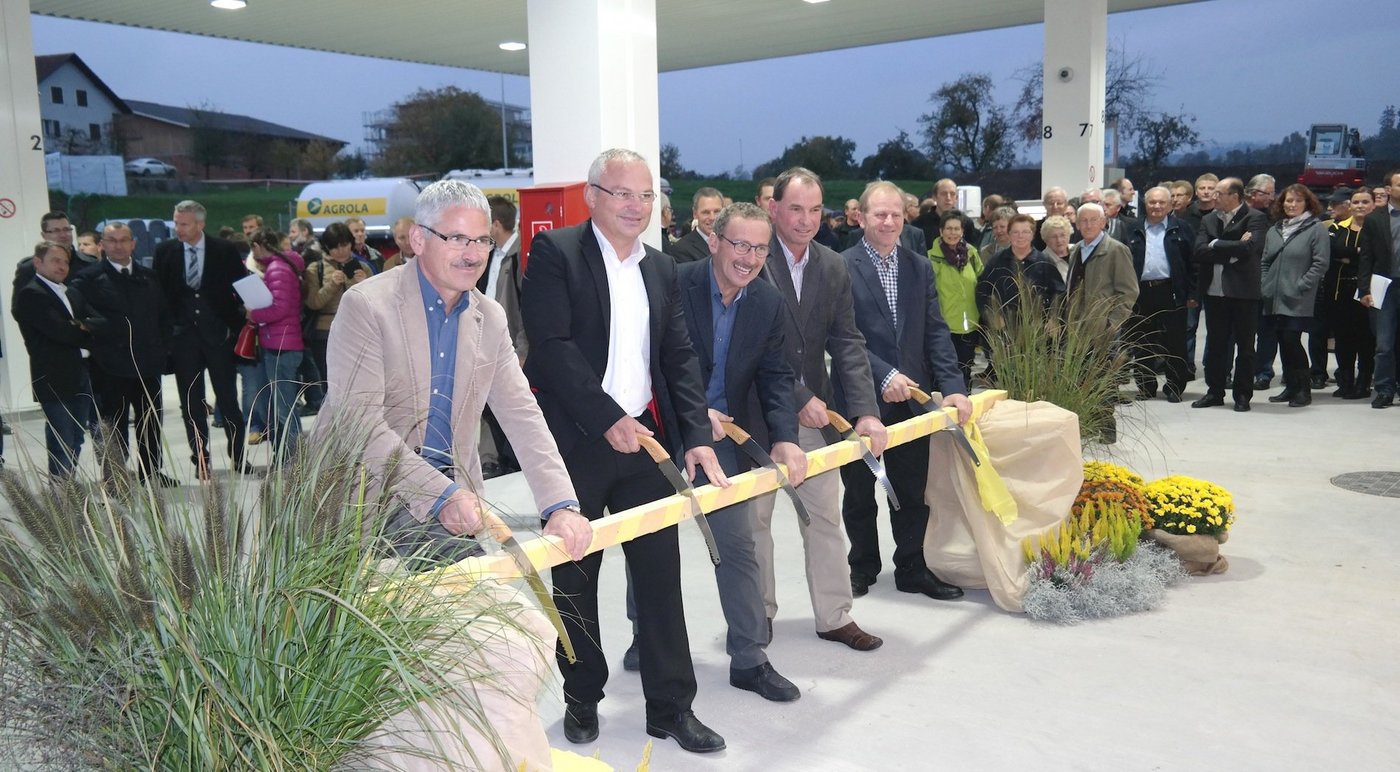Sie durchsägen die Latte zur Eröffnung, von links: Ruedi Achermann,  Anton Strüby, Josef Häller-Huber und Josef Weingartner.