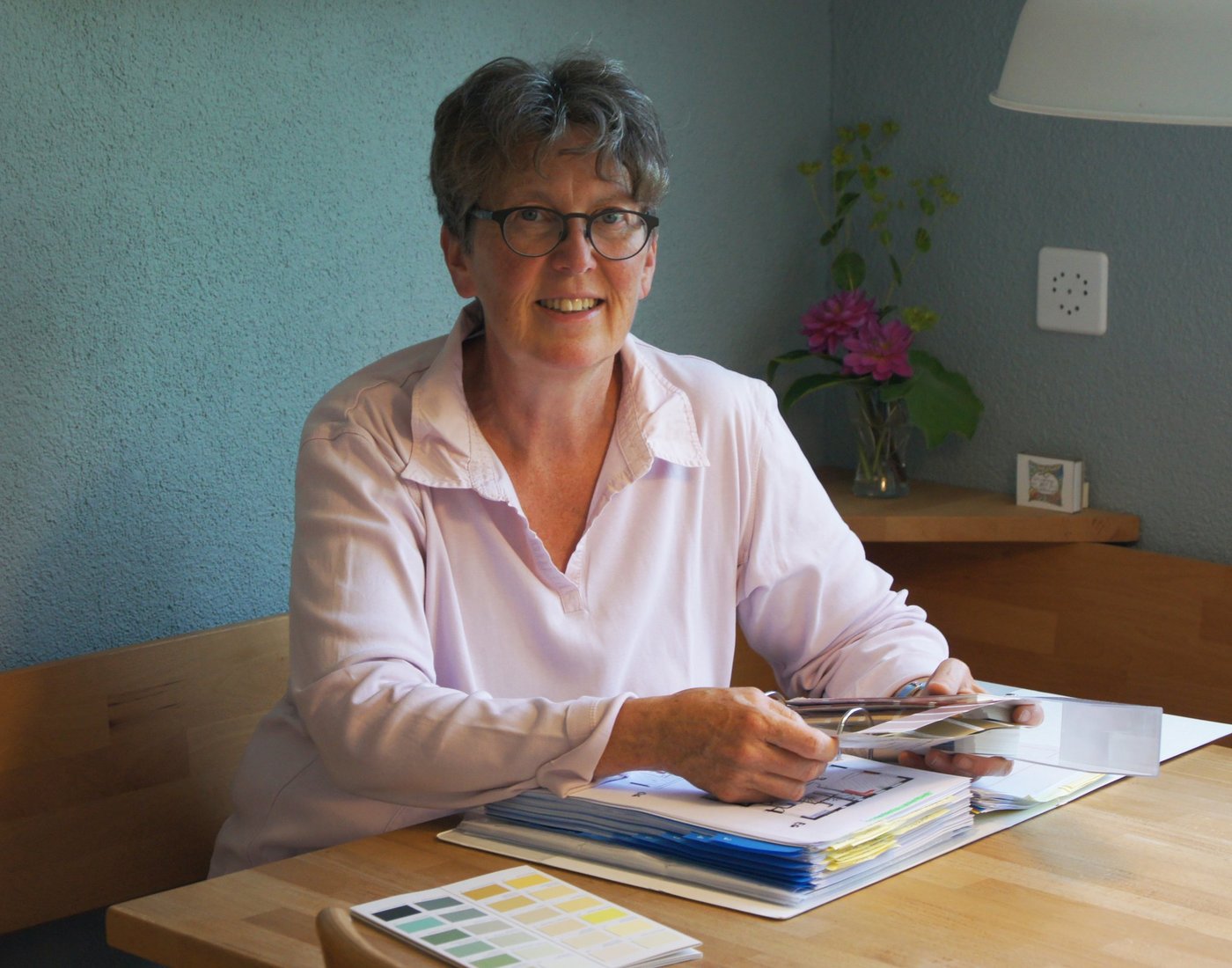 Christa Felder arbeitet mit ihren Unterlagen für die Wohnberatung (Bild Simone Felder)