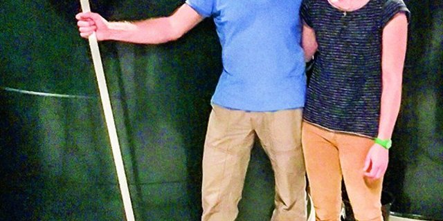 Christian und Doris Steiger bei der Test-Anlage auf ihrem Hof. (Bild Fenaco)