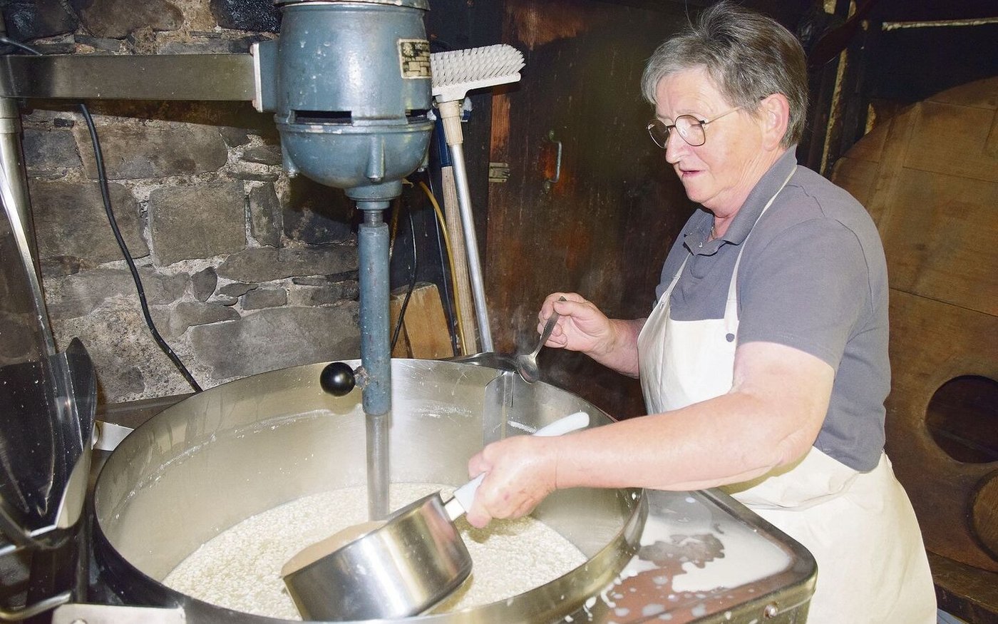 Margrit Jordi hilft auch beim Käsen mit. Ihr Herz schlägt aber auch für die Alpbeiz und für die Gästebewirtung.    