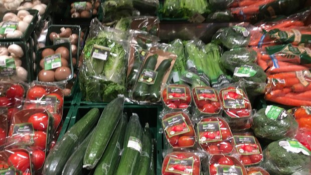 Vor allem Bio-Gemüse ist meistens in Plastik gehüllt. (Bild Twitter Mara Veigel)