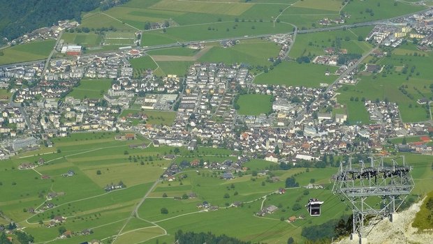 Blick vom Stanserhorn auf den Stanser Boden mit der sichtbaren Trennung des Siedlungsgebietes von Stans. 