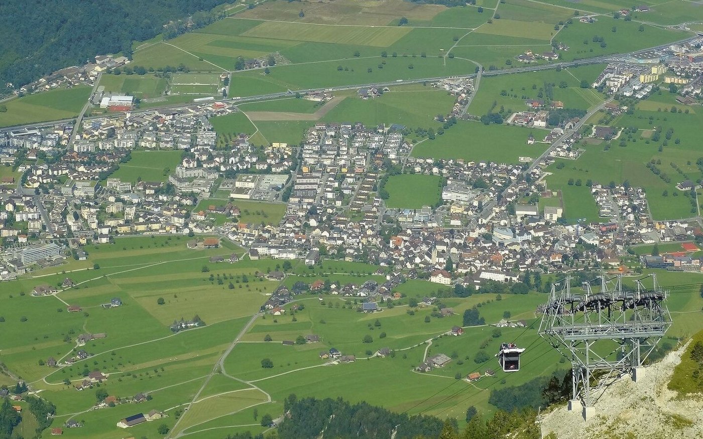 Blick vom Stanserhorn auf den Stanser Boden mit der sichtbaren Trennung des Siedlungsgebietes von Stans. 