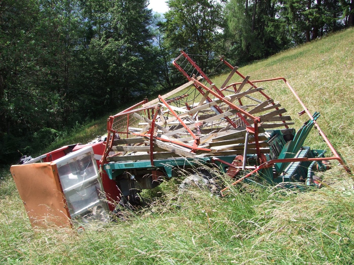 Am Heuladewagen entstand Totalschaden. (Bild zVg)