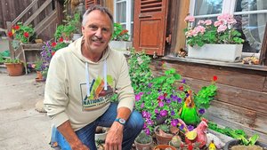 Ueli Spring vor sein Ueli Spring vor seinem Seeländer Bauernhaus in Lyss. Hier entstehen rund 45 verschiedene Sorten Konfitüre. Der kreative Landwirt geht damit auch aktiv gegen Food Waste vor und verabschiedet sich von klassischen Rollenbildern.