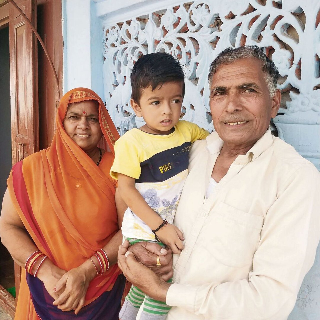 Bauer Surendra Singh Mandloi mit Ehefrau und Enkelsohn.