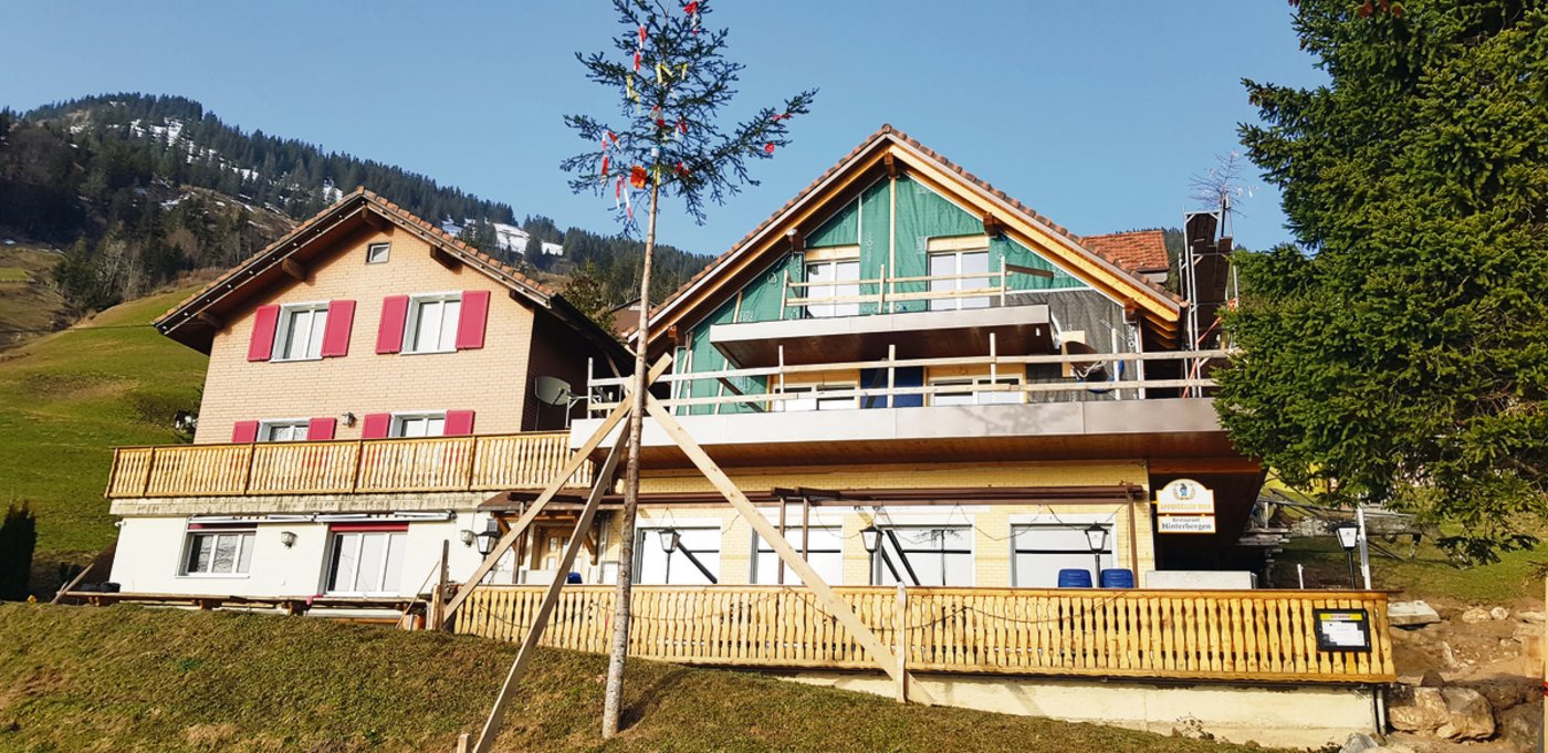 Das Haus mit der Wohnung für die Eltern Küttel und rechts der Neubau, über der bisherigen Gaststube und Terrasse. 