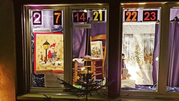 Mit viel Liebe zum Detail: So sah Erika Hubelis Adventsfenster am 14. Dezember aus. Bis Weihnachten wird sie es noch mehrmals erweitern.