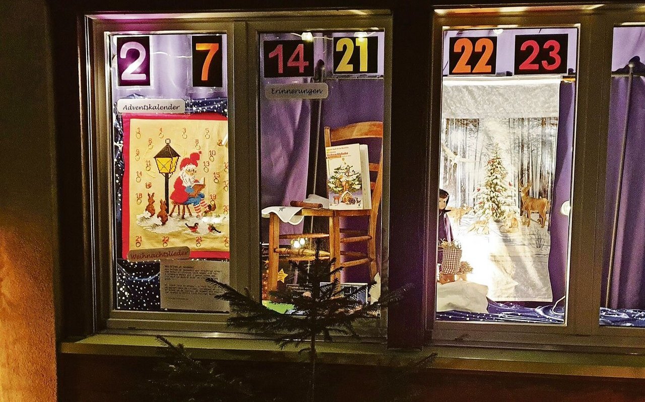 Mit viel Liebe zum Detail: So sah Erika Hubelis Adventsfenster am 14. Dezember aus. Bis Weihnachten wird sie es noch mehrmals erweitern.
