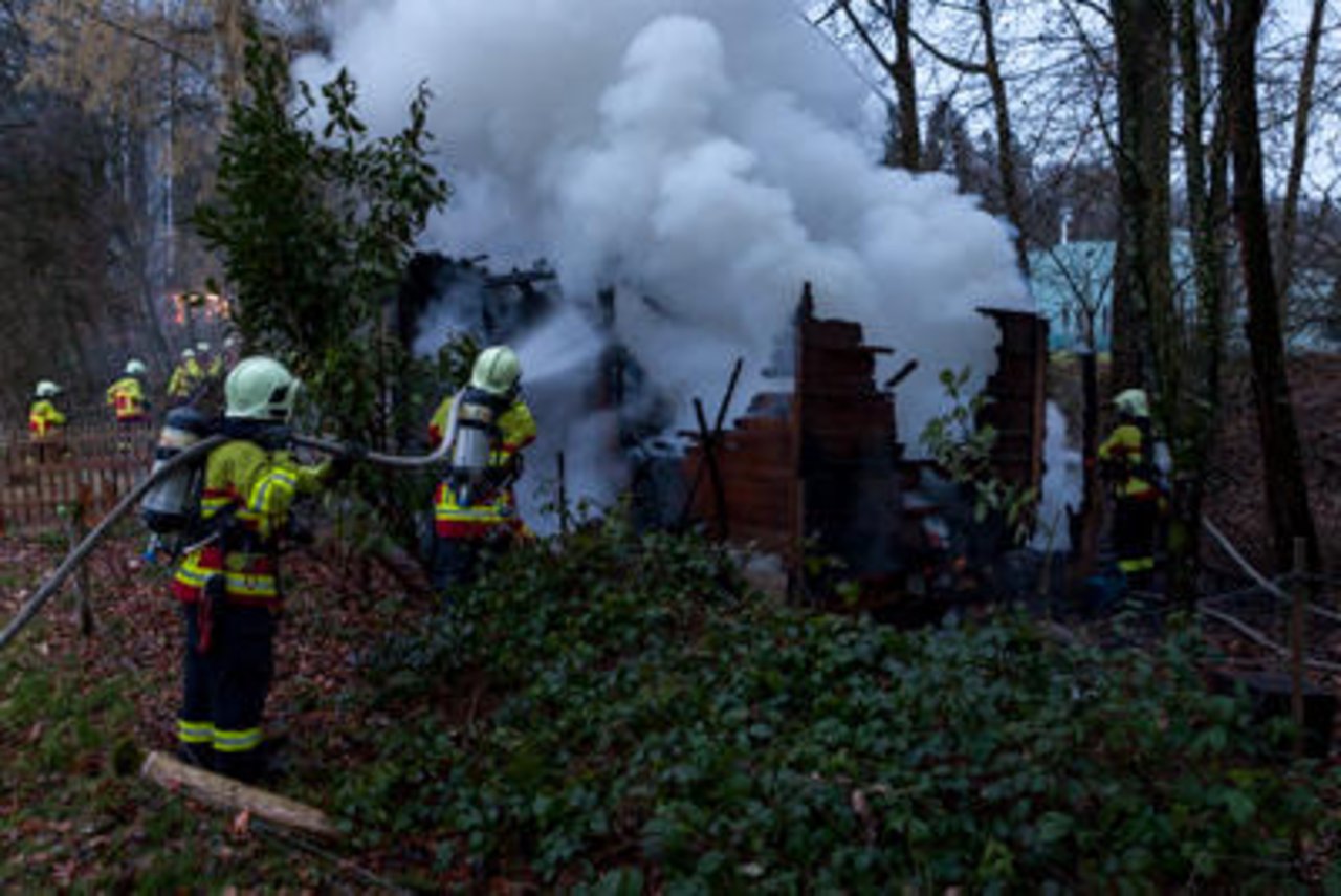 Die Feuerwehr der Stadt Luzern beim Löschen des brennenden Bienenhauses Ende Januar. (Bilder Feuerwehr Stadt Luzern)