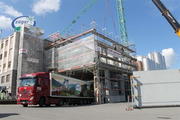 Bauarbeiten für das neue Verpackungsmateriallager der Züger Frischkäse AG, hier im August 2015. (Bild Züger Frischkäse AG) 