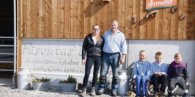 Adrian und Andrea Vonlanthen führen mit ihren Kindern Ljana, Levin und Lynn (v. l. n. r.) ihren Betrieb in Bio-Demeter-Form. Der jüngste Sohn, Ljan, fehlt leider auf dem Bild.