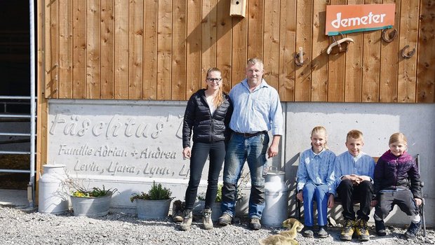 Adrian und Andrea Vonlanthen führen mit ihren Kindern Ljana, Levin und Lynn (v. l. n. r.) ihren Betrieb in Bio-Demeter-Form. Der jüngste Sohn, Ljan, fehlt leider auf dem Bild.