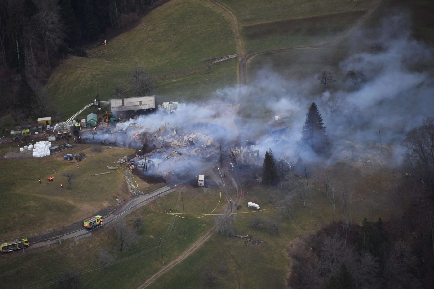 Wegen der schwierigen Umstände wurde fast der ganze Weiler ein Raub der Flammen.