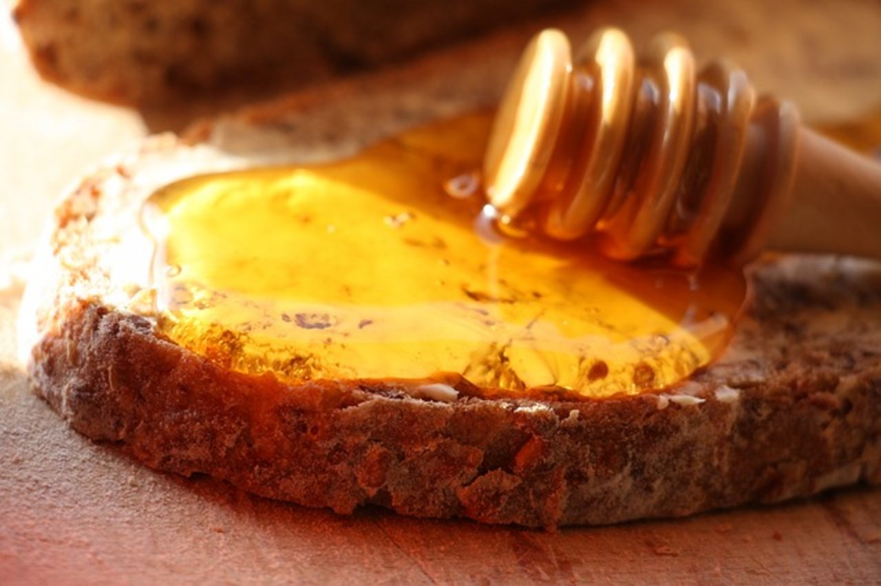 Mit dem Honig gelangt leider nicht nur Gutes aufs Butterbrot: Pestizide bleiben darin erhalten. (Bild Pixabay)